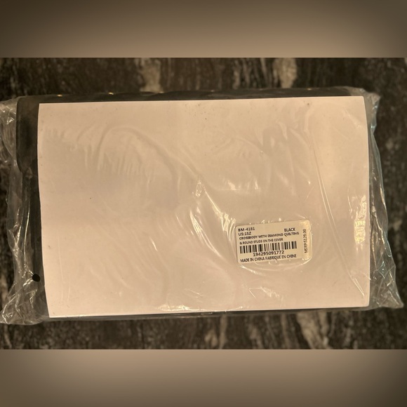 NWT BADGLEY MISCHKA BLACK CROSSBODY WITH DIAMOND QUILTING - Picture 7 of 7